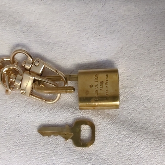 COPY - AUTHENTIC LOUIS VUITTON LOCK & KEY WITH UNBRANDED CHOKER - Picture 5 of 6